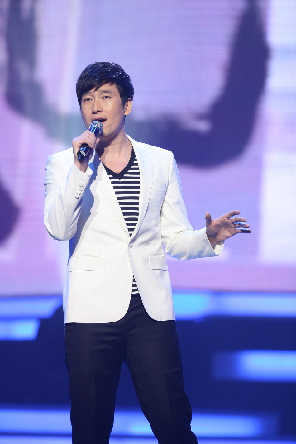 高清组图:新浪网络盛典 满江献唱《中华诵》