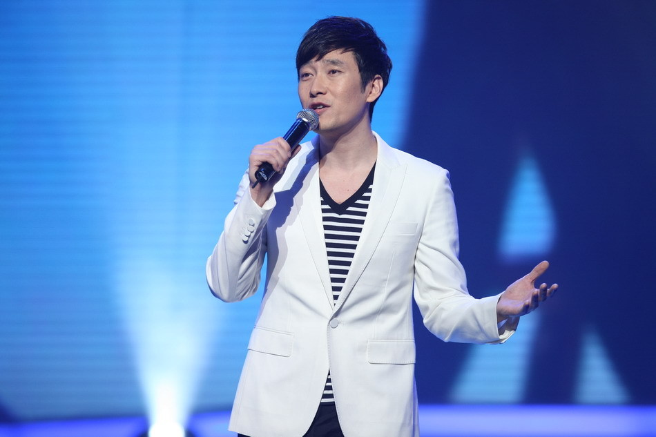 高清组图:新浪网络盛典 满江献唱《中华诵》