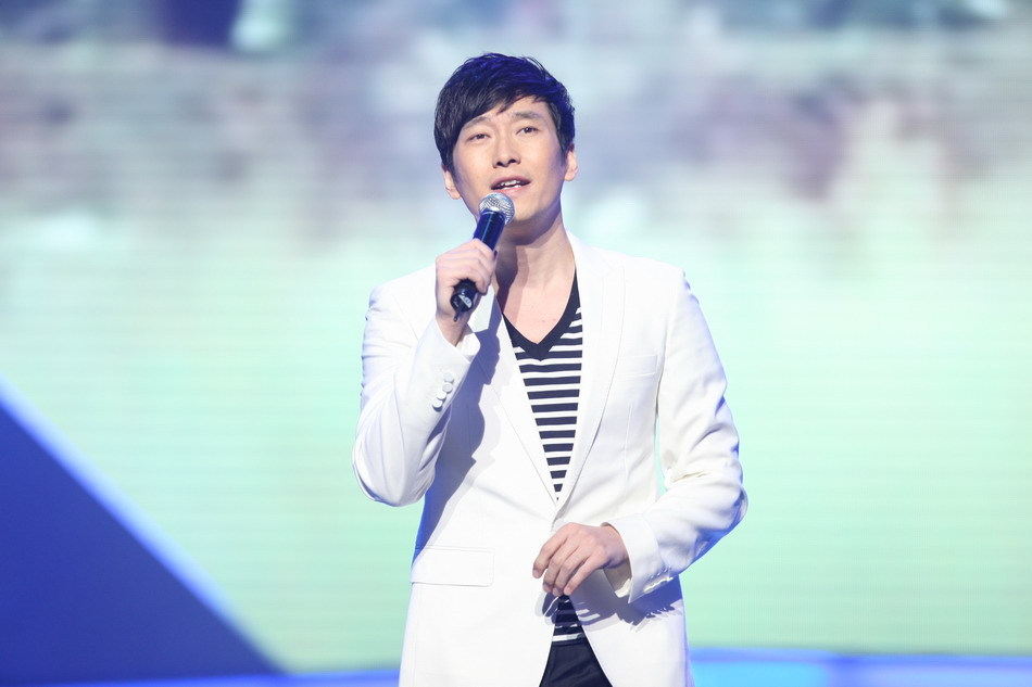 高清组图:新浪网络盛典 满江献唱《中华诵》