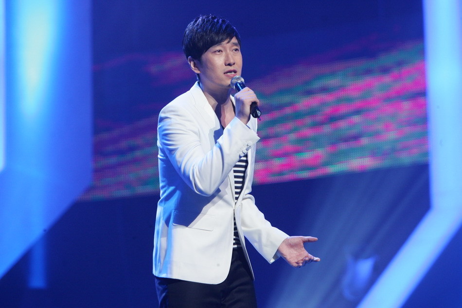 高清组图:新浪网络盛典 满江献唱《中华诵》