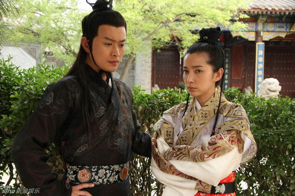 她在剧中有大量女扮男装的戏份,为了打造李冰冰风华绝代的男装形象,曾