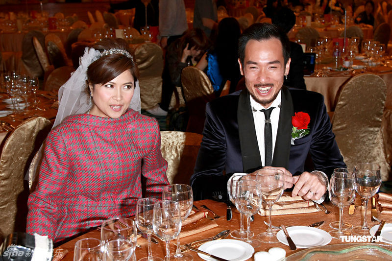 邵美琪,林保怡等一众演员在香港亮相某片场,拍摄邵美琪与陈豪结婚的一