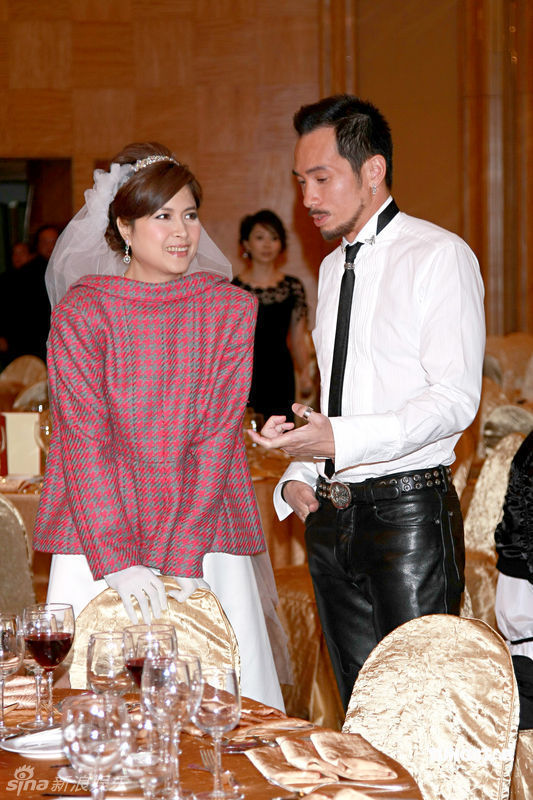 邵美琪,林保怡等一众演员在香港亮相某片场,拍摄邵美琪与陈豪结婚的一