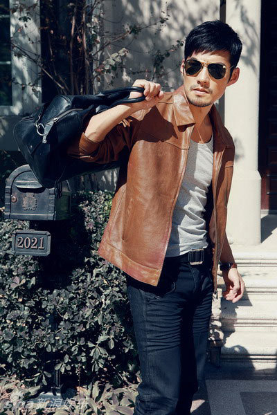 严宽拍摄中展现出健美的身材