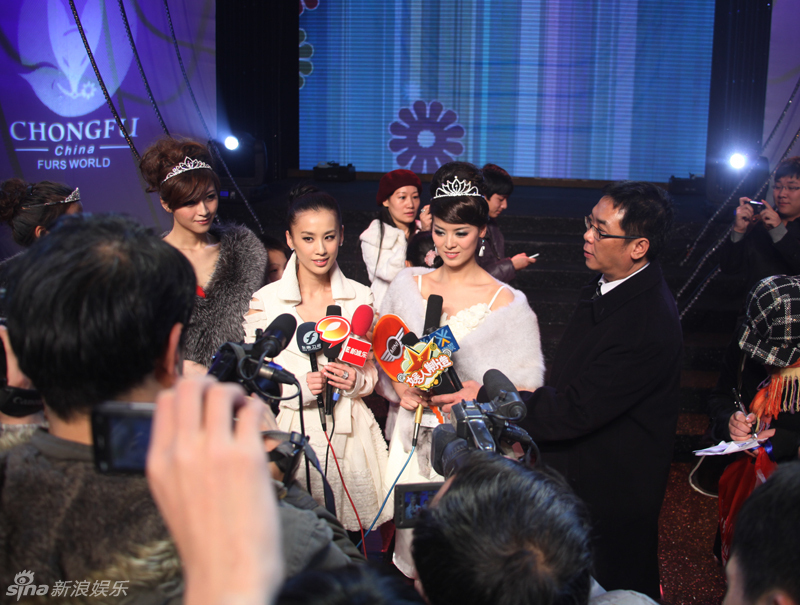 王维湘与黄圣依关锦鹏接受采访