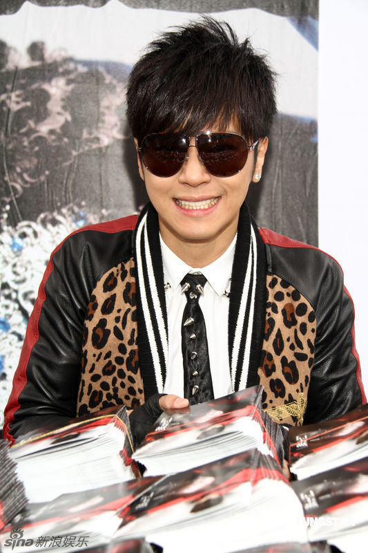 罗志祥戴墨镜亮相