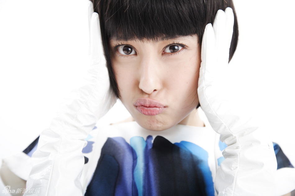 李欣汝表情俏皮