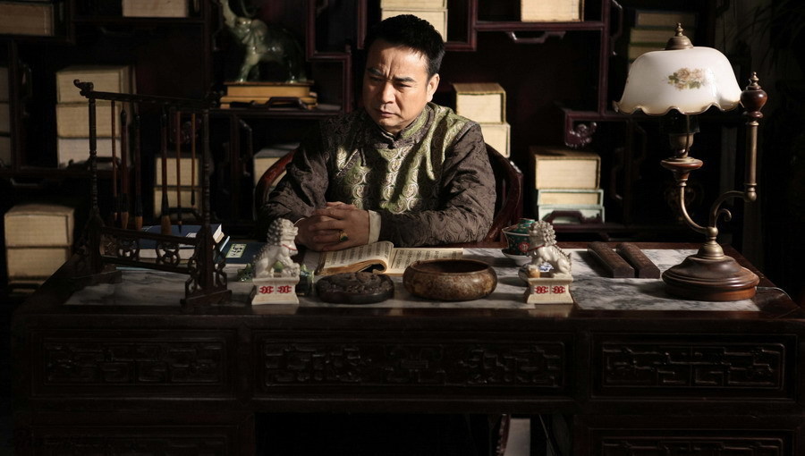 岳跃利《烟雨斜阳》中再演老板造型变年轻