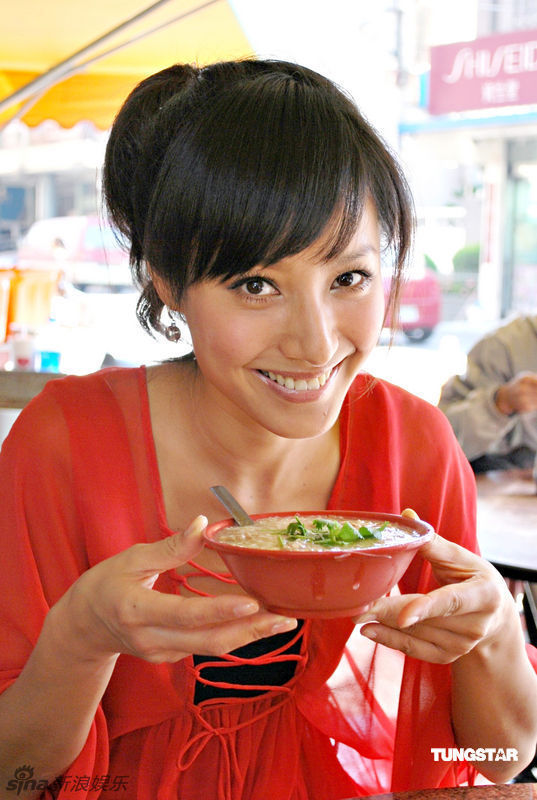 蒋怡主持美食节目