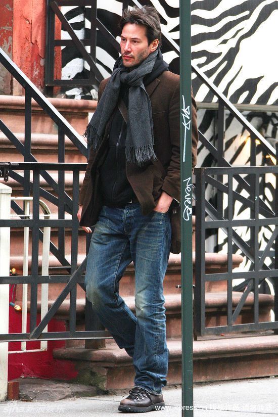 幻灯图集:基努-里维斯街头漫步 休闲装扮随性潇洒_高清图集_新浪网