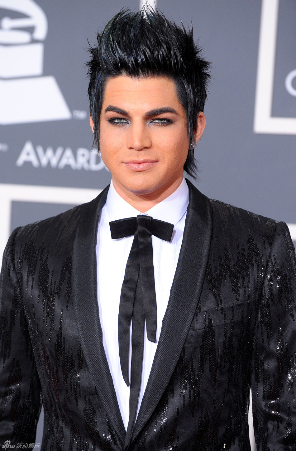 亚当-兰伯特黑西装亮相