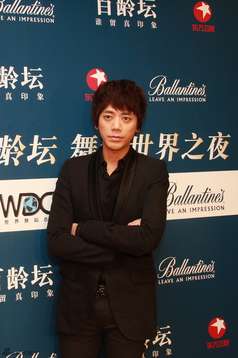 娱乐频道高清幻灯图集 > 信信   著名歌手信自嘲"肢体方面0分":"我的