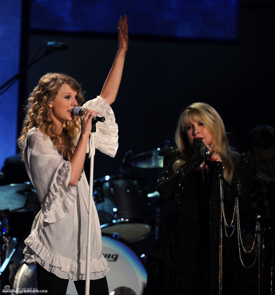 新浪娱乐讯 北京时间2月1日上午,第52届格莱美颁奖典礼在美国洛杉矶斯