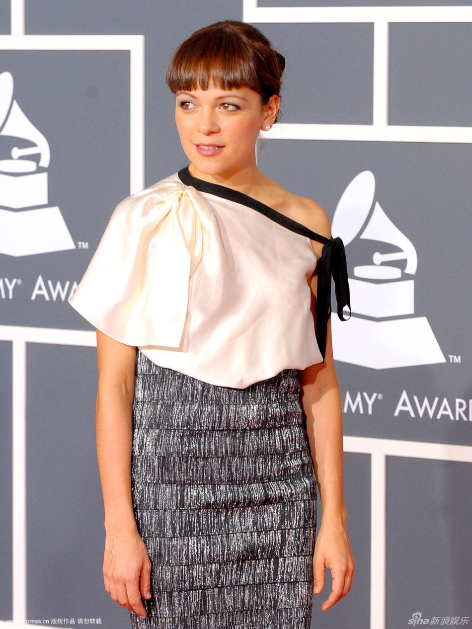 新浪娱乐讯 北京时间2月1日上午,第52届格莱美颁奖典礼在美国洛杉矶斯