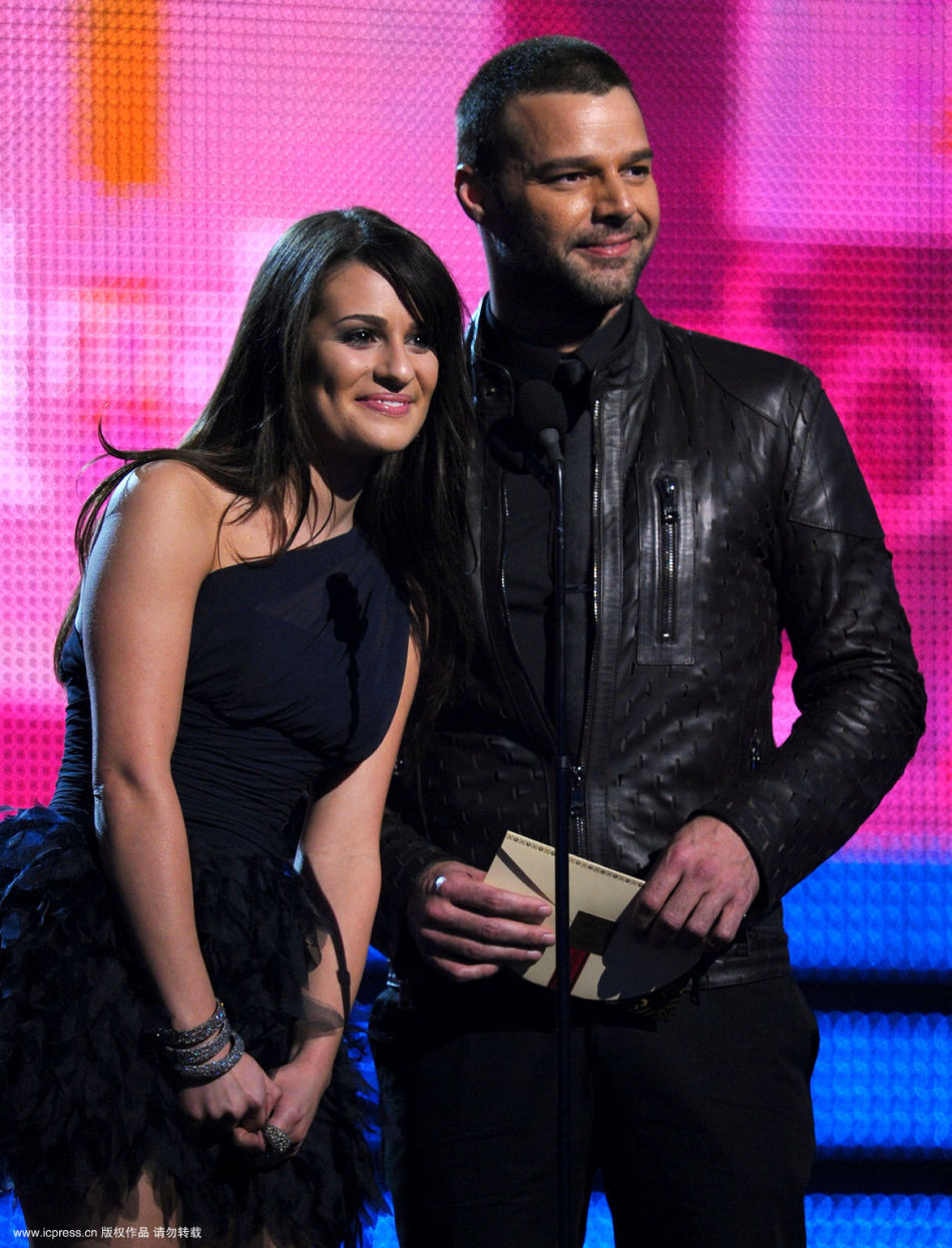 瑞奇马丁和丽娅米歇尔上台颁奖