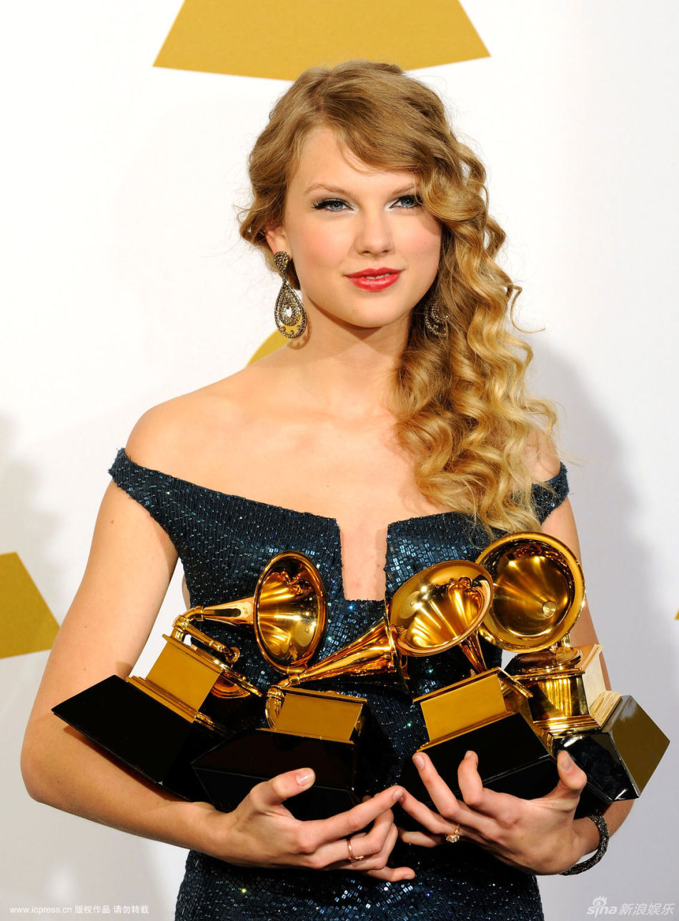 泰勒斯威夫特亮相格莱美后台