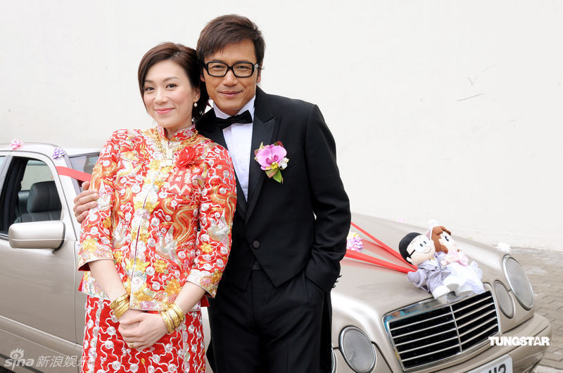 《老公万岁》近日曝光一组剧照,苗侨伟将在剧中携手复出的张可颐和李