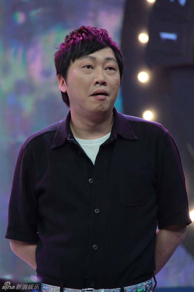 《周末不加班》现场调教景行厅男孩赵正平和模特主持人李艾舞蹈技巧