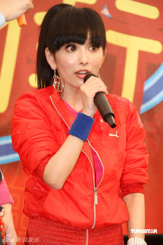 幻灯图:大嘴巴成员拜月老求姻缘 40宗华当众献吻_高清图集_新浪网