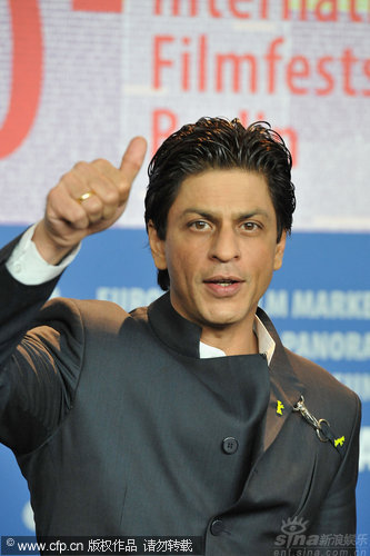 沙鲁克-汗(shah rukh khan),女主角卡卓尔(kajol)和导演卡伦-乔哈尔