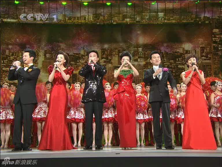 六位主持人任鲁豫,董卿,朱军,周涛,张泽群,欧阳夏丹喜庆登场.