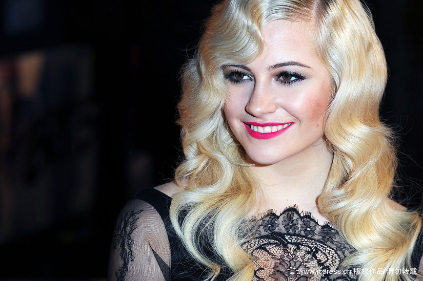 皮克茜洛特复古卷发笑容甜美