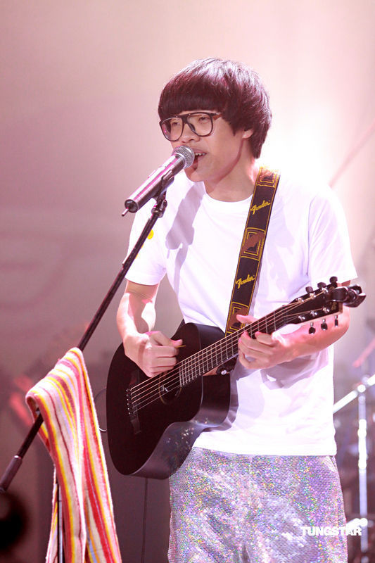 卢广仲香港演唱会尾场落幕 出席庆功宴兴奋难掩_新浪图集_新浪网