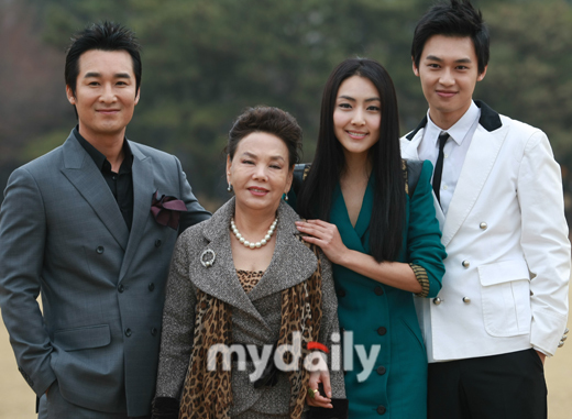 24】【原创翻译】sbs李佑莉李昌勋主演《唐突的女人》召开制作发表会