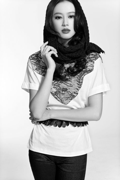 在这组最新写真中,戴菲菲尝试简约却又夺人眼球的