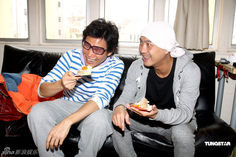 苏永康与张卫健亲密吃蛋糕