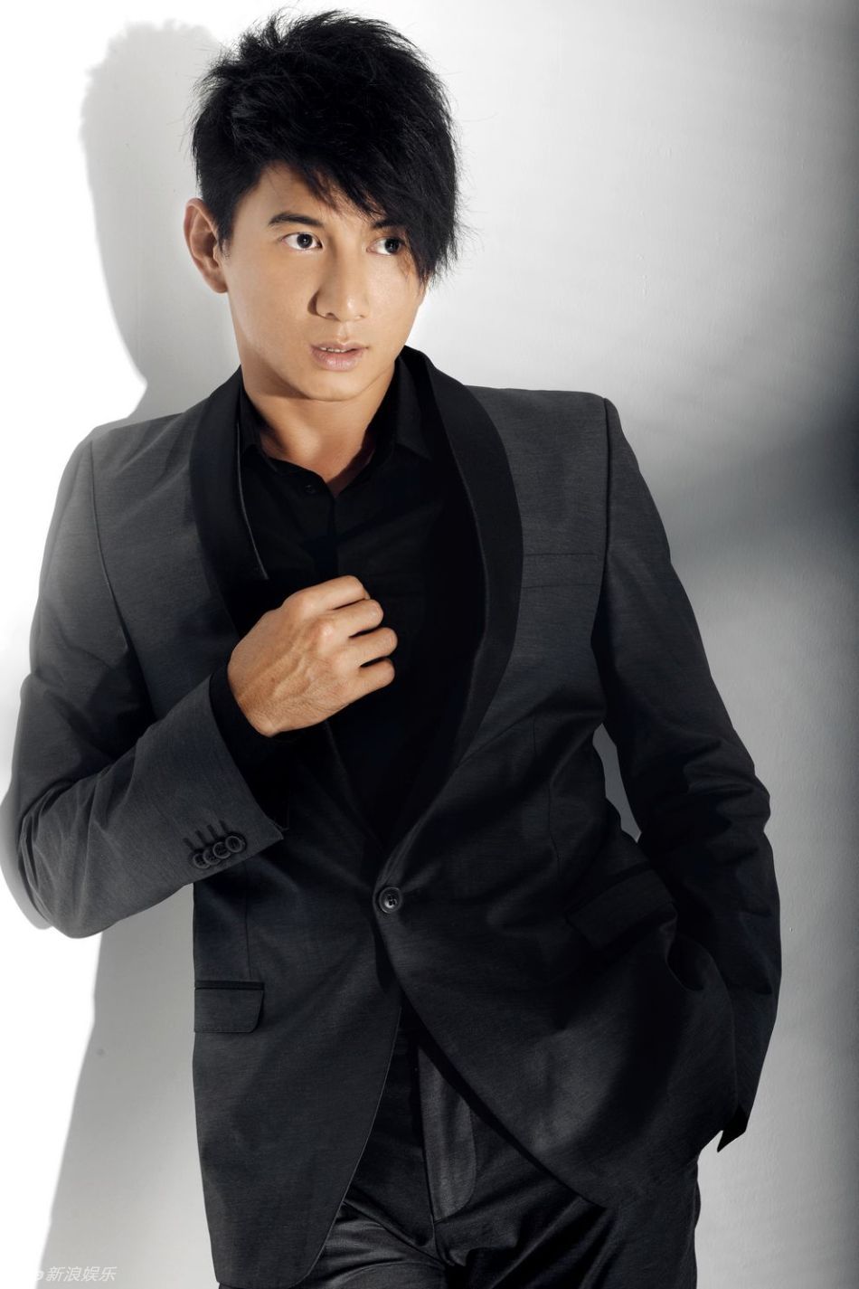 娱乐频道高清幻灯图集 吴奇隆新写真展型男魅力新浪娱乐讯 新年伊始