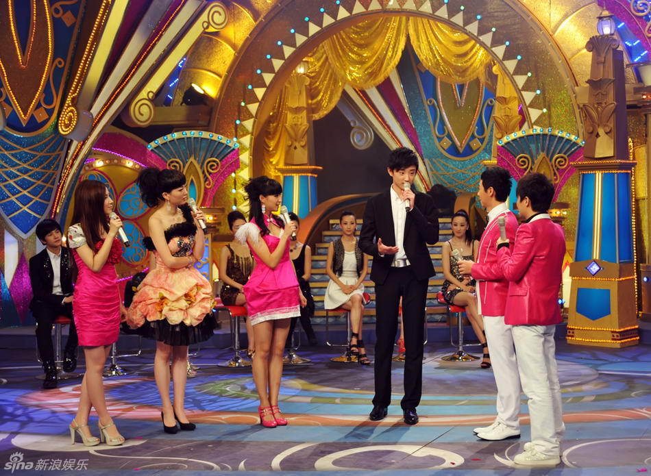 春节期间,安徽卫视《剧风行动》节目录制现场迎来了新版电视剧《红楼