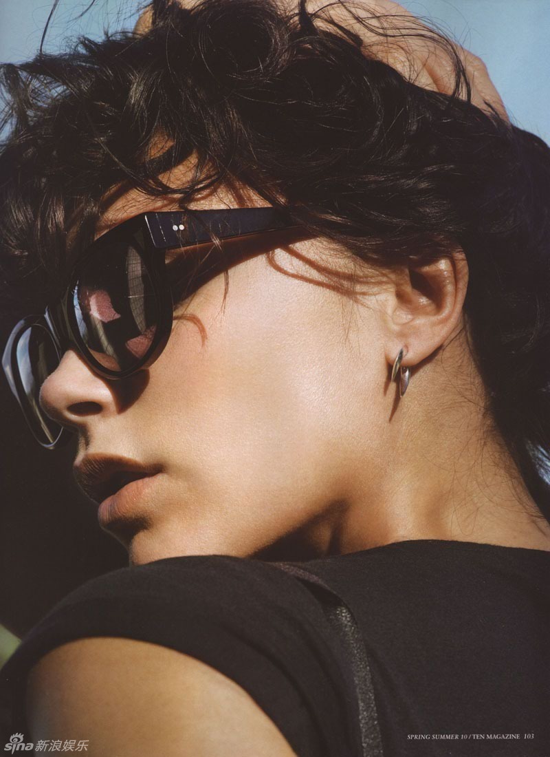 近日,维多利亚-贝克汉姆(victoria beckham)登上《10》杂志封面,写真
