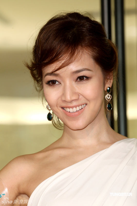 侯佩岑斜肩礼服优雅亮相