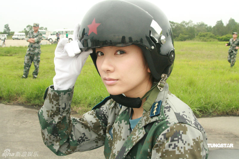 黄奕军装照英姿飒爽