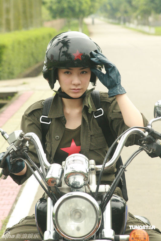 黄奕军装照_黄奕军装_黄奕丑照