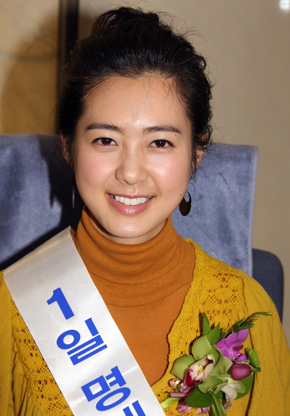 20100303明星李瑶媛出席纳税人纪念活动黄衫微笑亮相