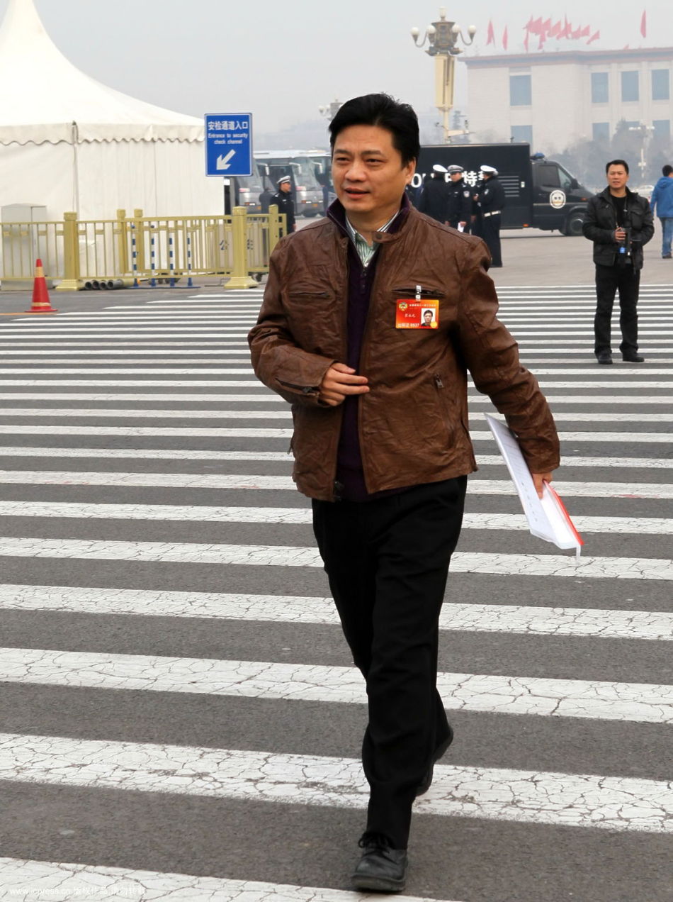 崔永元两会迟到