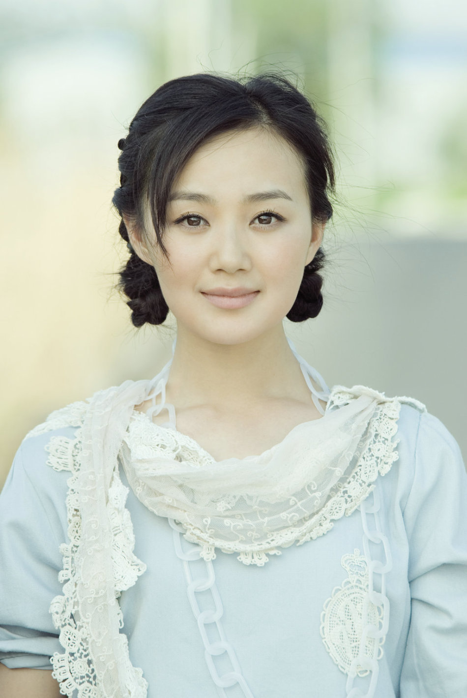 有个性格温软的荷花,《医者仁心》里执着冷静的罗雪樱,这些鲜活而生动