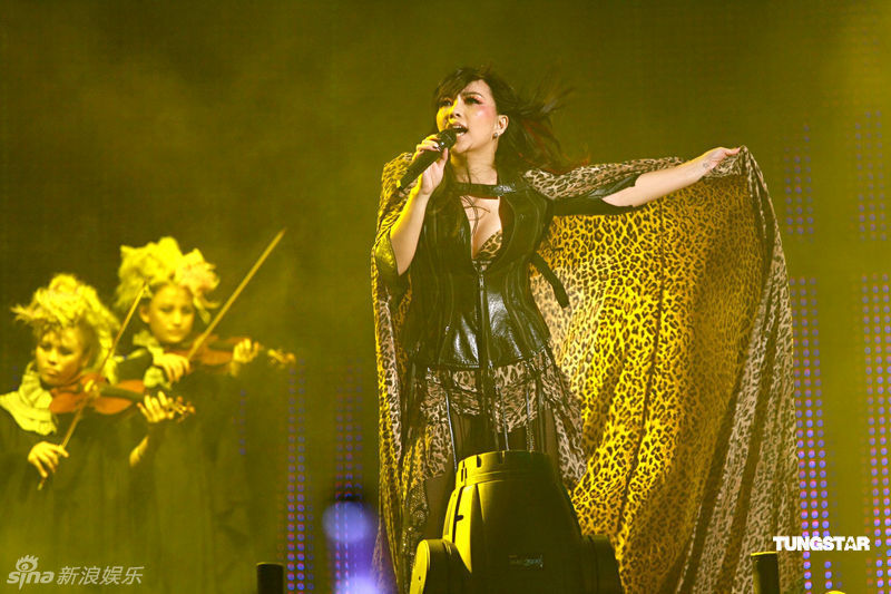 张惠妹香港演唱会火辣献唱