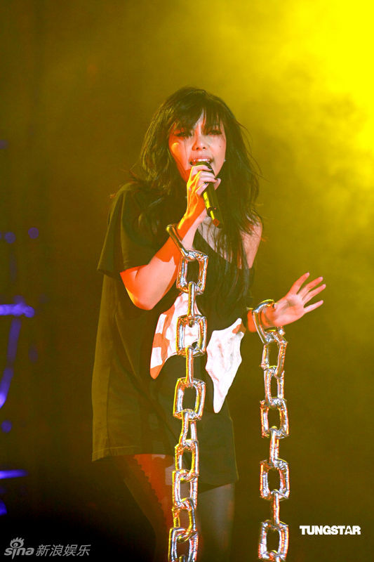 张惠妹香港演唱会火辣献唱