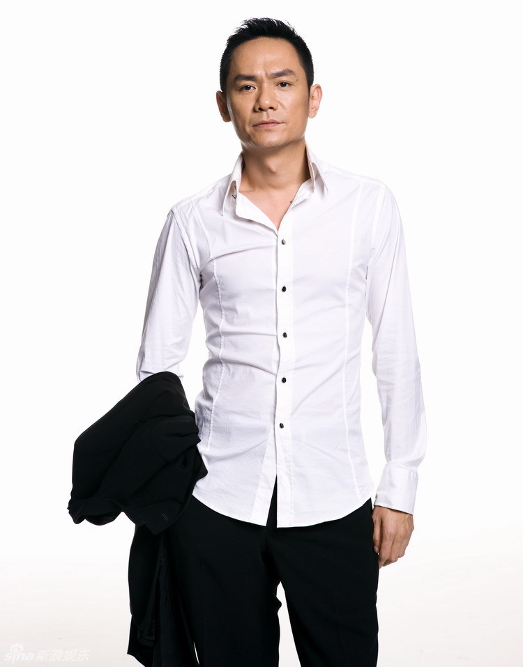 果静林写真显深邃气质