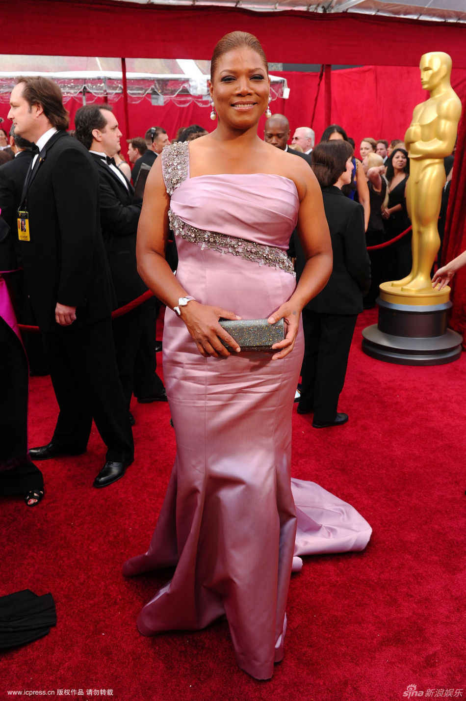 奎因-拉蒂法礼服粉嫩