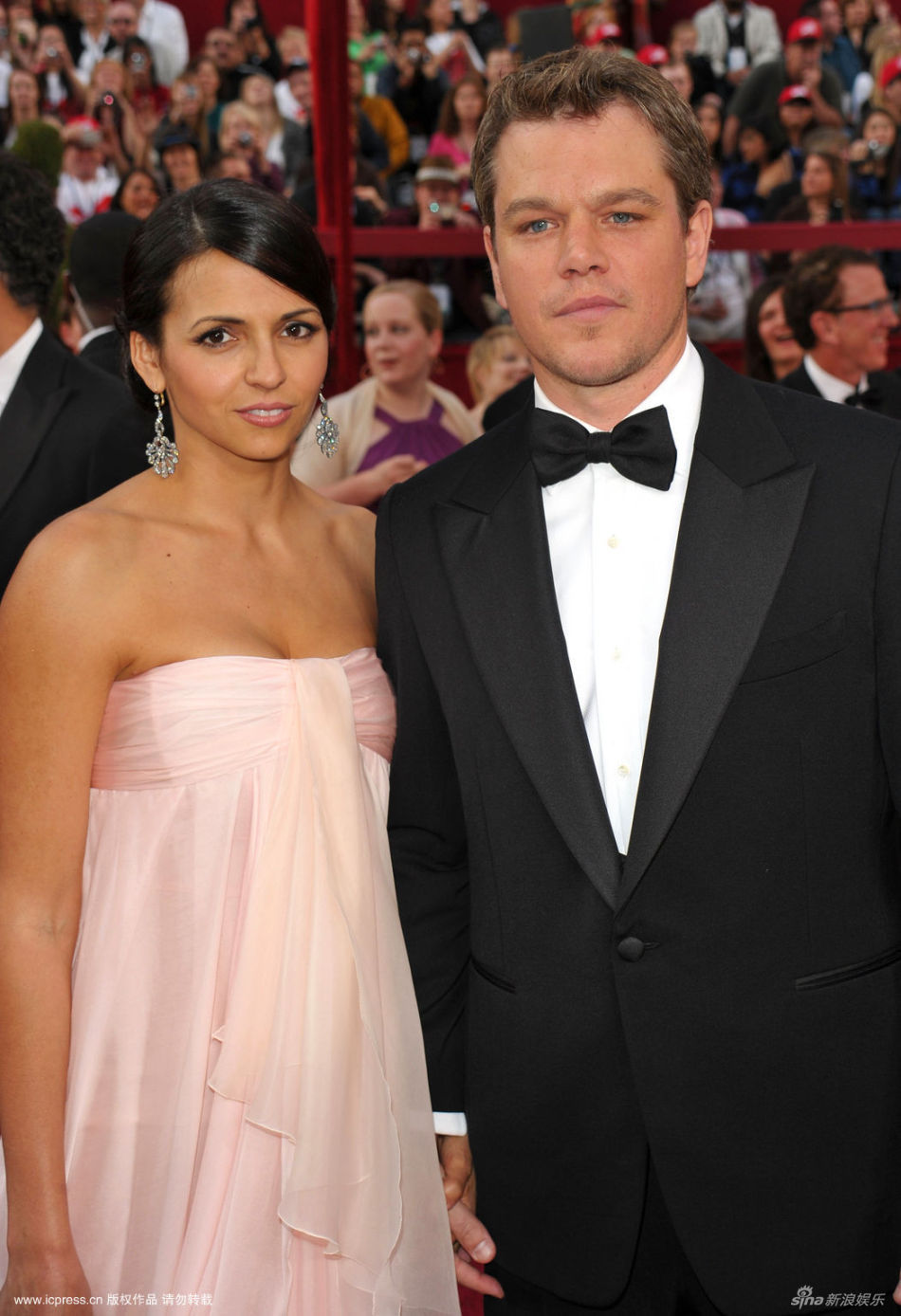 00开始,众星纷纷盛装走上红地毯,马特-达蒙(matt damon)凭《不