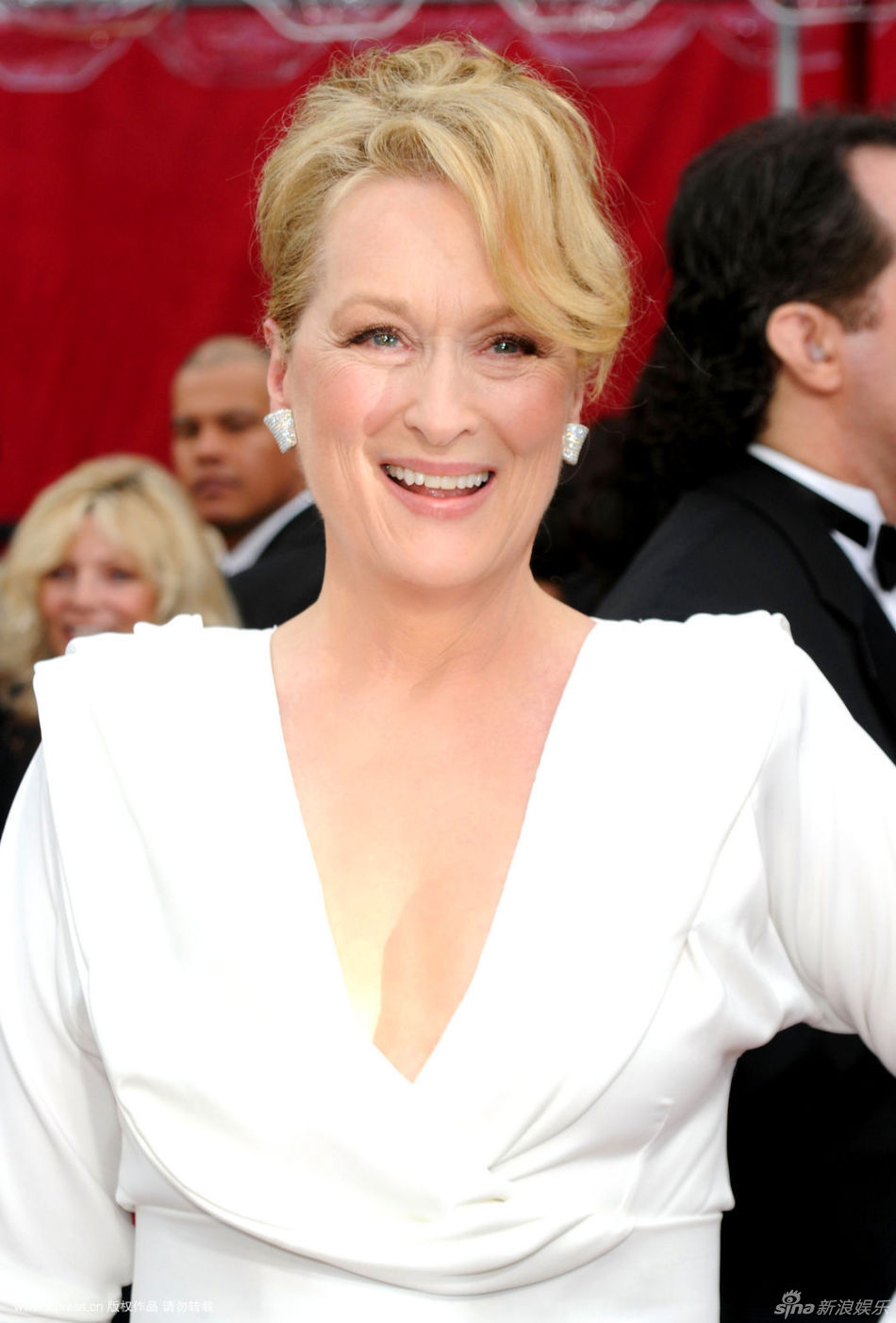 梅丽尔-斯特里普v领白裙庄重大方