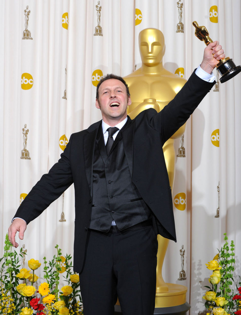 高清图:奥斯卡后台 《阿凡达》摄影师亲吻小金人_高清图集_新浪网