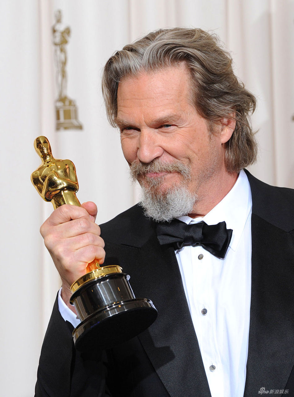 高清组图:奥斯卡新晋影帝影后开心大秀小金人_高清图集_新浪网