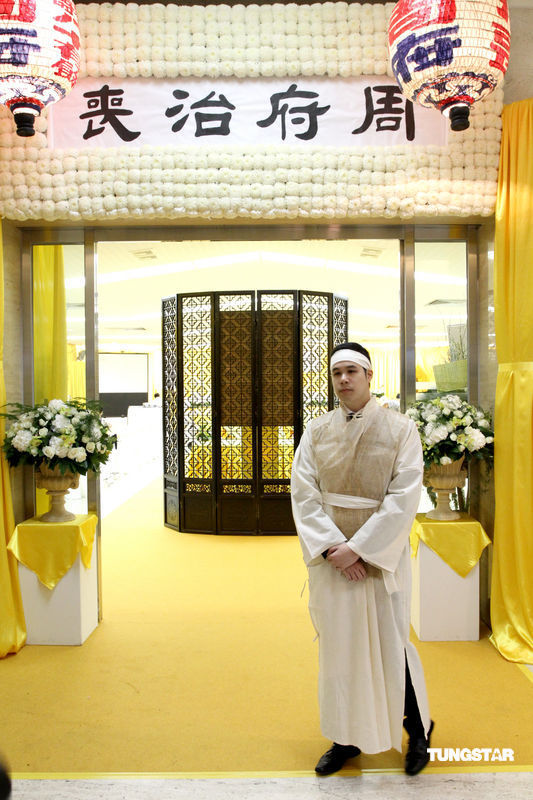 高清组图:香港大律师周启邦逝世 家人设灵以供吊唁_高清图集_新浪网