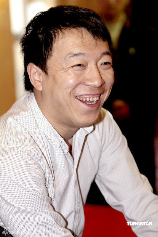 黄渤喜笑颜开