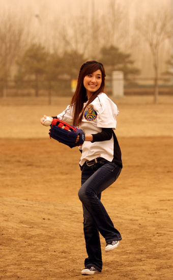 田中千绘不畏沙尘 为首届全民棒垒联盟开球
